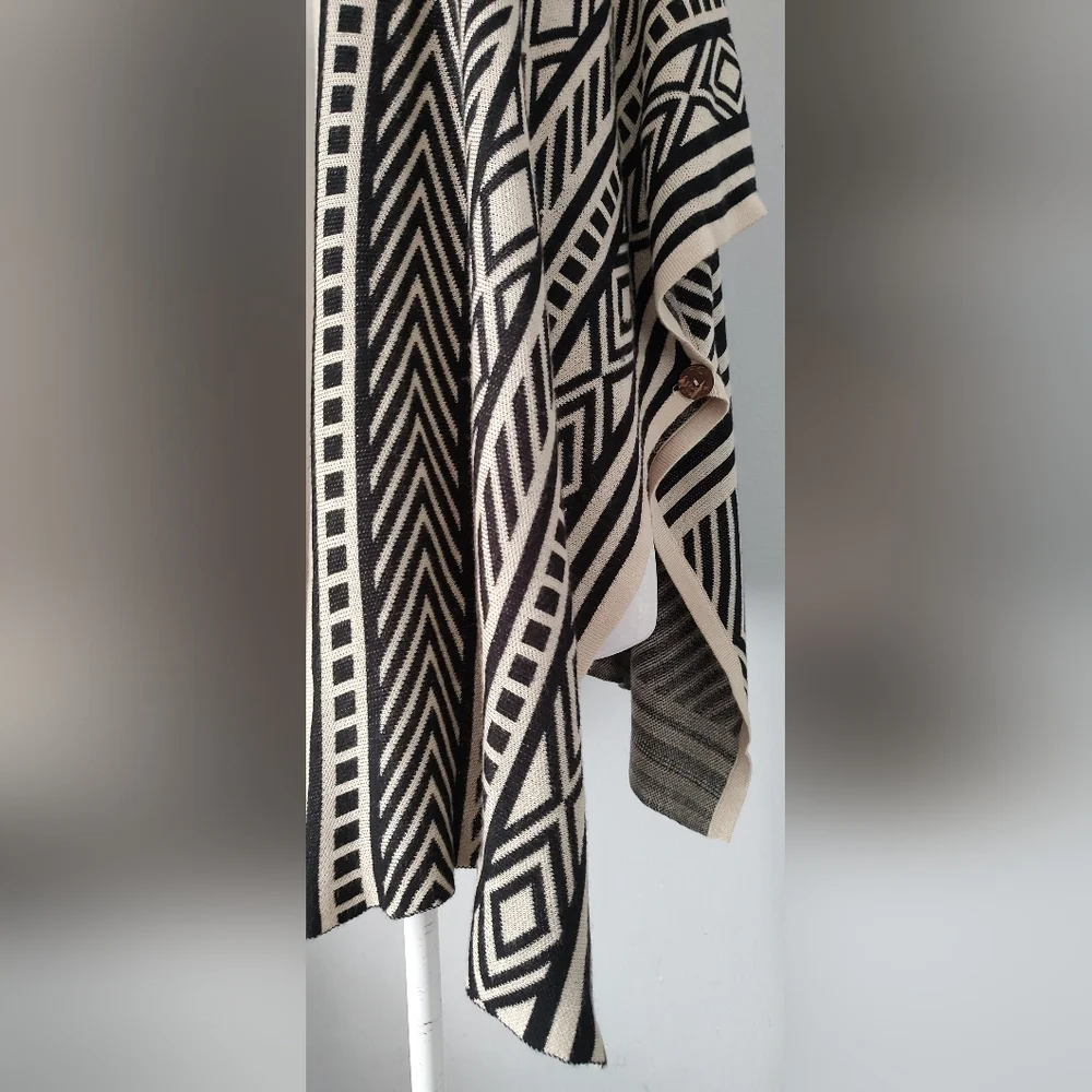 Cape Women Love Tree  Style Casual Geometric Black And Beige  Size Small -Medium